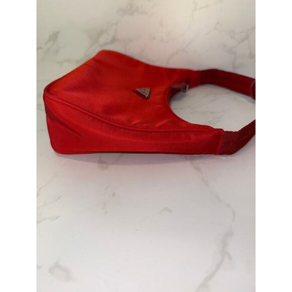 Prada Re-Edition Nylon Shoulder Bag in Rosso - Picture 6 of 7